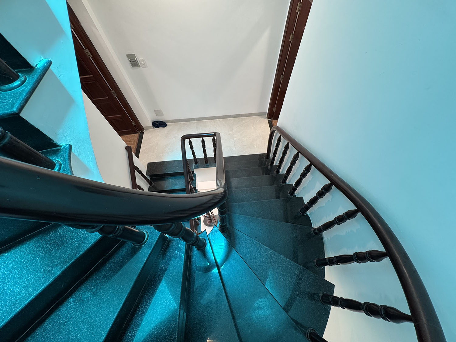 Nhà phố 3lầu (4,05m x 22,5m) có sân đổ ôtô, thiết bị ccấp khu kdoanh Nguyễn Thượng Hiền gần BOTANIC